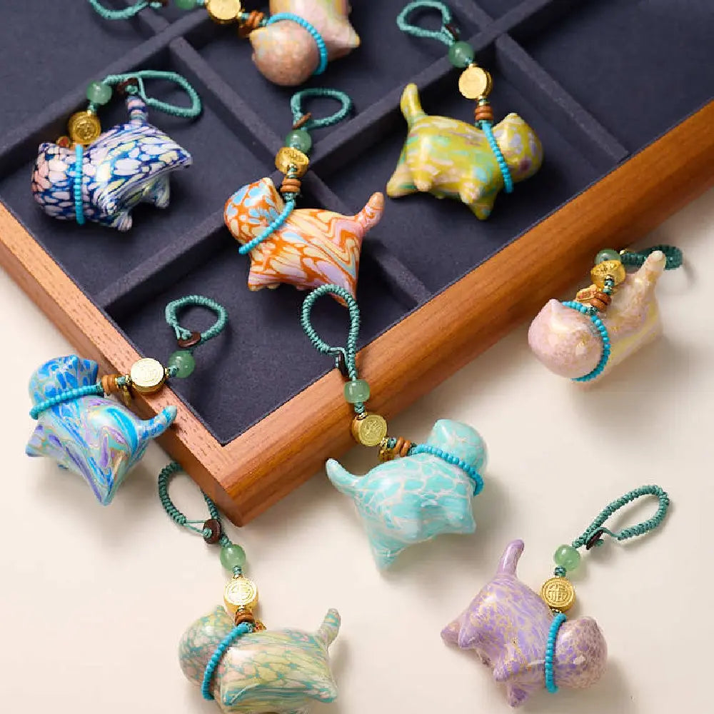 Lacquer Lucky Cat Charm – Taoist Wealth & Protection Bag Pendant Amulet Gift Set